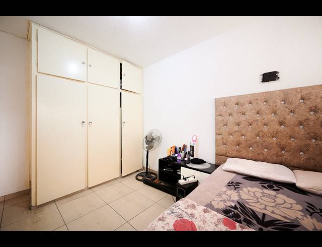 2 BEDROOM APARTMENT FOR SALE IN HALFWAY HOUSE